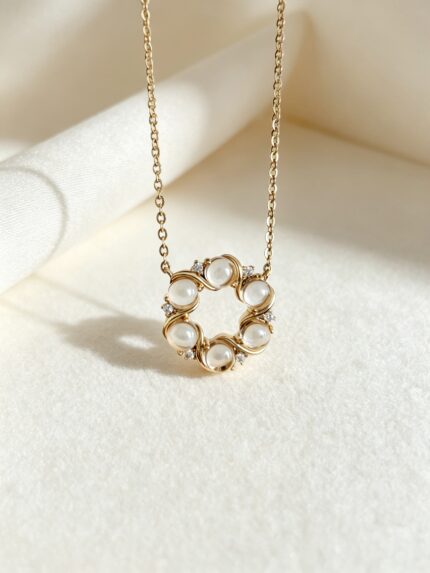 White Agate Wreath Pendant Necklace